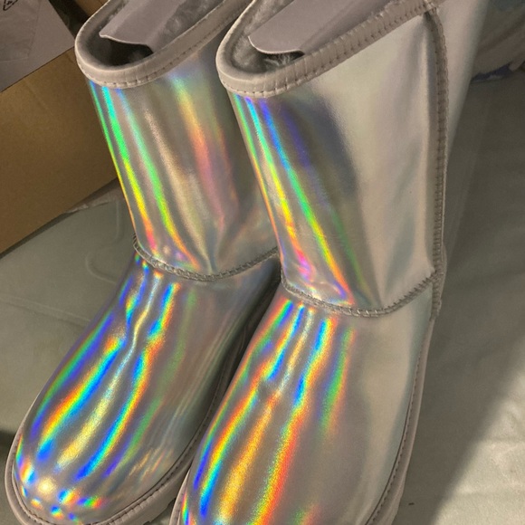 Ugg Australia  Women's Classic Short  Iridescent  Boots Size 6 NIB - Picture 2 of 8